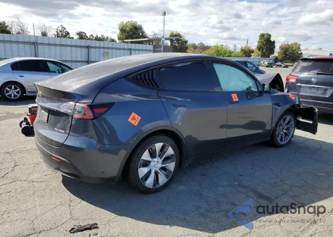 2022 Tesla Model Y z USA, uszkodzony, nr VIN 7SAYGAEE2NF345566